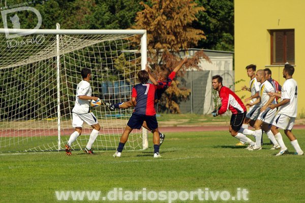 Vincenzo Pazzola appoggia in rete scavalcando Matteo Crobeddu Vincenzo Pazzola appoggia in rete scavalcando Matteo Crobeddu